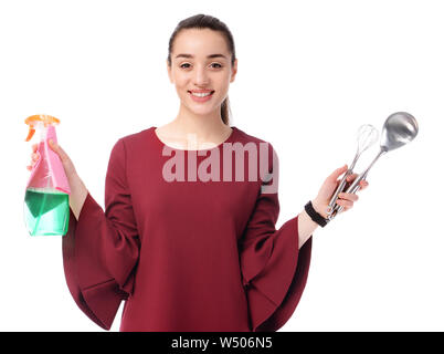 Junge Frau mit Reinigungsmittel und Utensilien auf weißem Hintergrund Stockfoto