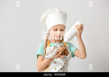 Süße kleine Konditor auf weißem Hintergrund Stockfoto