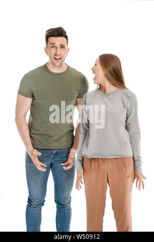 Junge zerstrittenen Paar auf weißem Hintergrund Stockfoto