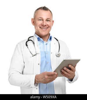 Stattlich im mittleren Alter Doktor mit Tablet-PC auf weißem Hintergrund Stockfoto