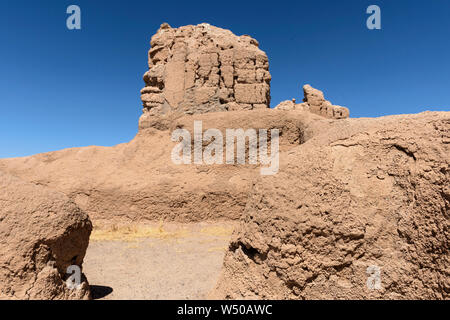 Alten kleinen äußeren Gebäudestruktur und geschnitzten Wand außerhalb des Hauptgebäudes der Casa Grande Ruins National Monument, Coolidge, AZ Stockfoto