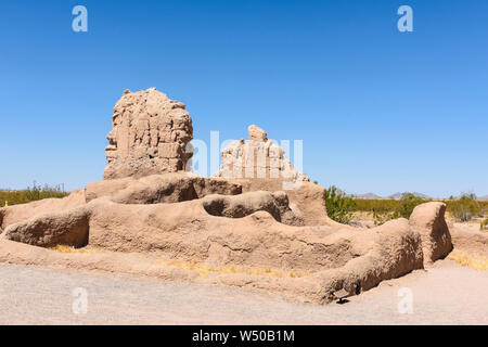Alten kleinen äußeren Gebäudestruktur und geschnitzten Wand außerhalb des Hauptgebäudes der Casa Grande Ruins National Monument, Coolidge, AZ Stockfoto