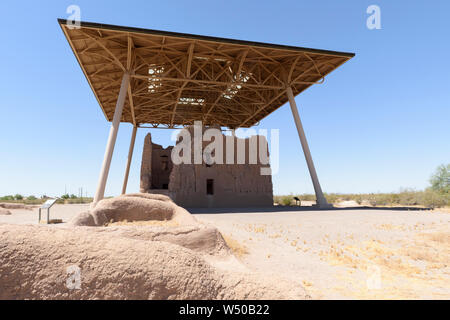 Alte Struktur Gebäude unter einem schützenden Dach im Casa Grande Ruins National Monument, Coolidge, AZ Stockfoto