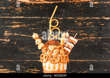 Glas mit köstlichen freak Shake auf dunklem Hintergrund Stockfoto