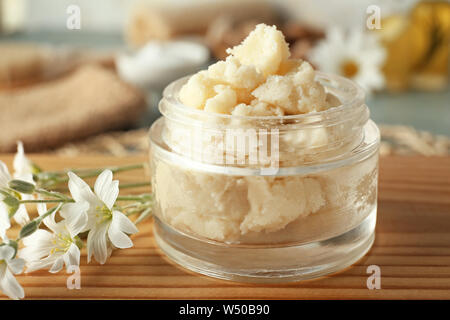 Glas mit Shea Butter auf dem Tisch Stockfoto