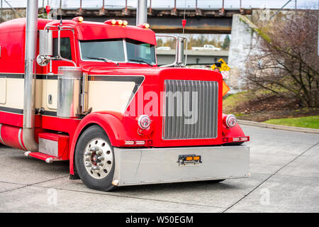 Kraftvoller Big Rig hellen roten stilvollen, klassischen Motorhaube amerikanische populäre professional Semi Truck Traktor mit Flachbild Kühlergrill Bereitstellung von kommerziellen Ladung turni Stockfoto