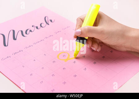 Frau Kennzeichnung Datum im Kalender, Nahaufnahme Stockfoto