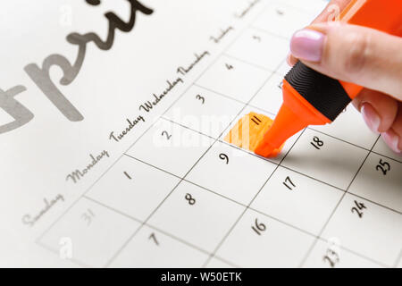 Frau Kennzeichnung Datum im Kalender, Nahaufnahme Stockfoto