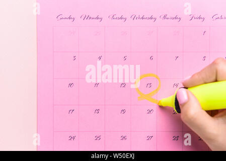 Frau Kennzeichnung Datum im Kalender, Nahaufnahme Stockfoto