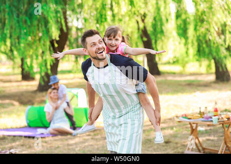 Kleines Mädchen mit ihrem Vater Spaß im Park im Sommer Tag Stockfoto