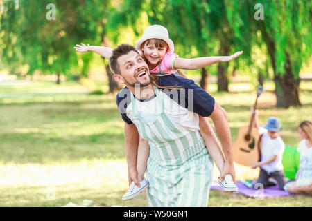 Kleines Mädchen mit ihrem Vater Spaß im Park im Sommer Tag Stockfoto