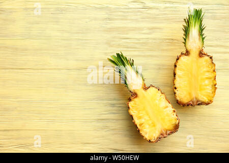 Hälften der süßen Ananas auf Holz- Hintergrund Stockfoto
