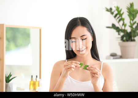 Schöne asiatische Frau mit Aloe vera zu Hause Stockfoto