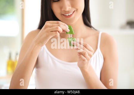 Schöne asiatische Frau mit Aloe vera zu Hause Stockfoto