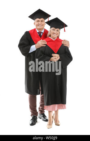 Reifes Paar im Bachelor Roben auf weißem Hintergrund Stockfoto