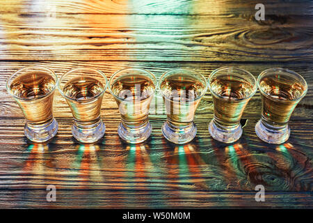 Schüsse von leckeren Tequila auf hölzernen Tisch Stockfoto