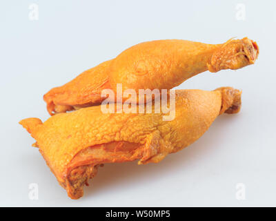 Geräucherte Hähnchen Schenkel auf weißem Hintergrund Stockfoto