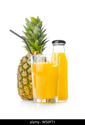 Glas und Flasche leckeren Ananas Saft auf weißem Hintergrund Stockfoto