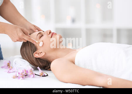 Schöne junge Frau, die Massage in der Spa Salon Stockfoto