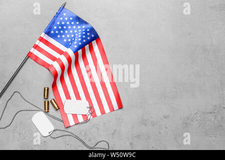 USA-Flagge und militärischen Dog Tags auf grauem Hintergrund Stockfoto