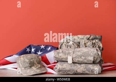 Militär und USA-Flagge auf Tisch Stockfoto