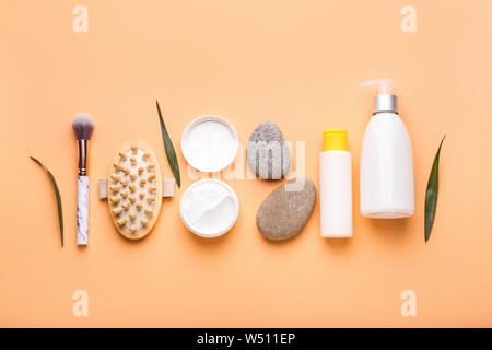 Satz von kosmetischen Produkten, Massage Bürste und spa Steine auf farbigen Hintergrund Stockfoto