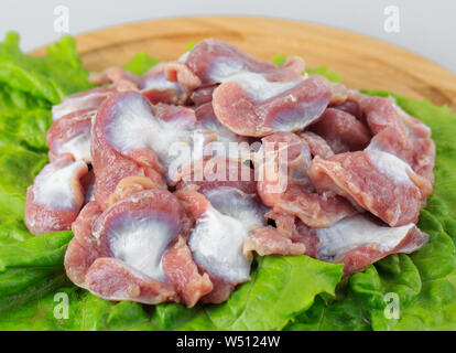 Rohes Huhn Muskelmagen auf weißem Hintergrund Stockfoto