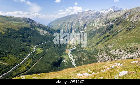 Panoramablick auf die Schweizer Alpen in der Nähe der Furkapass und Gletsch, Schweiz Stockfoto