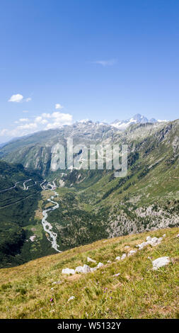 Panoramablick auf die Schweizer Alpen in der Nähe der Furkapass und Gletsch, Schweiz Stockfoto