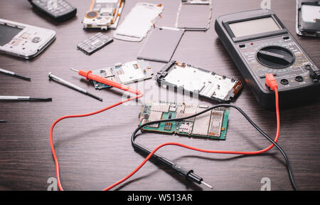 Zerlegt Handy und Tools auf Holz- Hintergrund Stockfoto