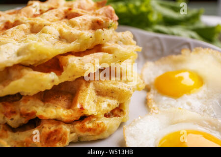 Lecker squash Waffeln und gebratene Wachtel Eier auf Platte, Nahaufnahme Stockfoto