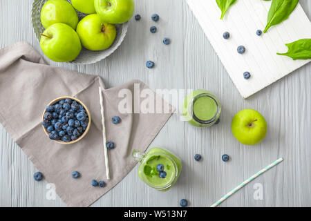 Komposition mit gesunden Smoothie und Zutaten auf Tisch Stockfoto