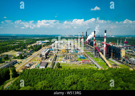 Industrielle Landschaft mit starker Verschmutzung durch eine große Fabrik produziert Stockfoto