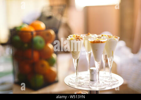 Köstliche Milch Nachtisch mit Muttern auf einer mehrstufigen stand Stockfoto