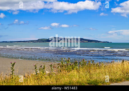 Howth Head in Dublin, Irland ab Dollymount Strand gesehen. Stockfoto