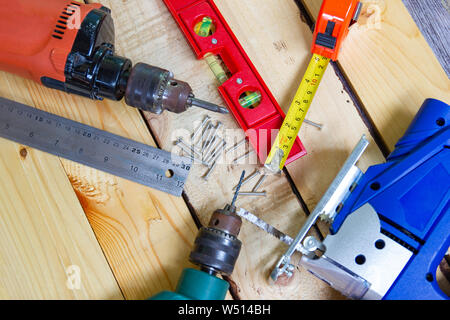 Elektrische Bohrmaschine, Mutter, Maßband, elektrische Säge, Lineal, Schraubendreher, Werkzeuge für die Holzbearbeitung Konzept Baumaschinen Stockfoto