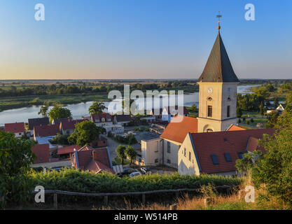 26 Juli 2019, Brandenburg, Lebus: Am Morgen die Sonne scheint auf den Kirchturm des Dorfes an der deutsch-polnischen Grenze oder. Foto: Patrick Pleul/dpa-Zentralbild/ZB Stockfoto