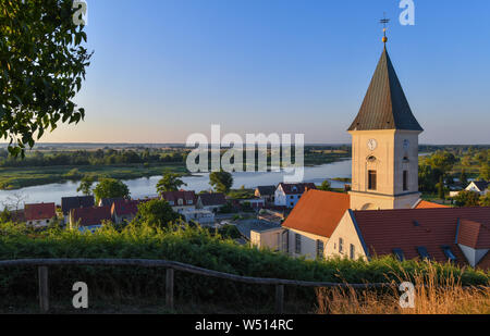 26 Juli 2019, Brandenburg, Lebus: Am Morgen die Sonne scheint auf den Kirchturm des Dorfes an der deutsch-polnischen Grenze oder. Foto: Patrick Pleul/dpa-Zentralbild/ZB Stockfoto