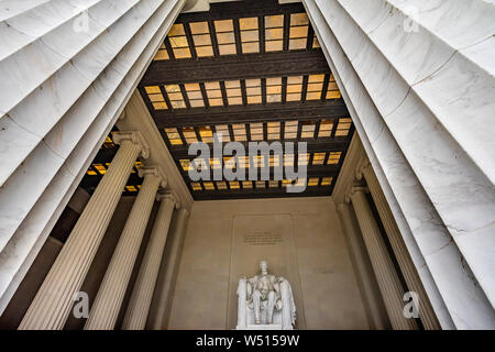 Große weiße Säulen Abraham Lincoln Statue Denkmal in Washington DC. Eingeweiht 1922, Statue von Daniel Französisch Stockfoto