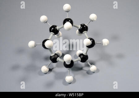 Molekülmodell des Cyclo Octane. Schwarz ist Kohlenstoff, weiß ist Wasserstoff Stockfoto