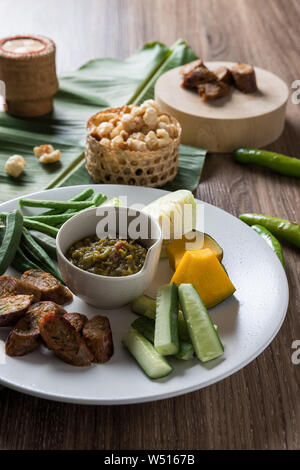 Nord-thai-Essen. Nam Prik Num (Northern Thai Green Chili Dip), Bauchspeck Schweinefleisch mit knusprigen Knistern, Sai aua (würzig) und vagetable sausge Stockfoto