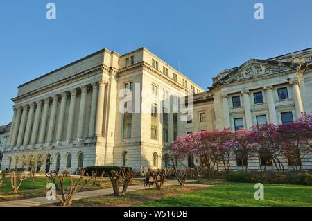 WASHINGTON, DC-4 APR 2019 - Blick auf das Wahrzeichen der Vereinigten Staaten Landwirtschaftsministerium (USDA) Gebäude (Jamie L. Whitten Building) in Washington, DC Stockfoto