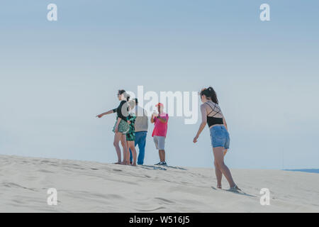 MUI NE, VIETNAM - April 25: Unbekannter Touristen entspannen und Fotos auf April 25,2019 am White Sand dune Wüste in Mui Ne, Vietnam nehmen Stockfoto