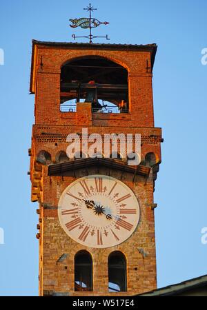 LUCCA, Italien - 30 Sep 2018 - Blick auf die Sehenswürdigkeit Torre delle Ore oder Torre dell'Orologio, eine Uhr - Tower oder Turret clock in Lucca, einer historischen Cit entfernt Stockfoto