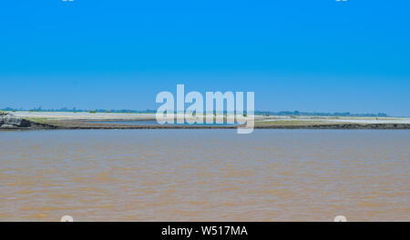 Landschaft Bild des historischen Fluss Indus im Winter Punjab, Pakistan, blauer Himmel. Stockfoto