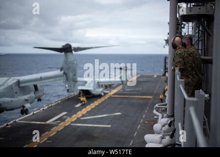 Oberst Robert Brodie, kommandierender Offizier, 31 Marine Expeditionary Unit, Generalleutnant Herman Clardy, Kommandierender General, III Marine Expeditionary Force und Generalmajor William Jurney, Kommandierender General, 3rd Marine Division beobachten B MV-22 Osprey Kipprotor-flugzeug mit Marine Medium Tiltrotor Squadron 265 (verstärkt), an Bord der Amphibisches Schiff USS Wasp (LL 1), Coral Sea, 22. Juli 2019. Die 31. MEU und Wasp Amphibious Ready Gruppe sind derzeit an Talisman Sabre 2019 vor der Küste im Norden von Australien. Talisman Sabre wurde entwickelt, um Partner Nation bekämpfen Bereitschaft zu verbessern und Stockfoto