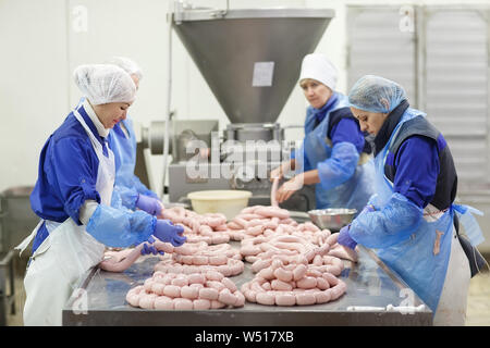 Schneiden von Fleisch im Schlachthof. Die Fleisch- und Wurstfabrik. Stockfoto