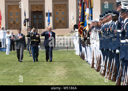 Us-Präsident Donald J. Trumpf und Verteidigungsminister Dr. Mark T. Esper überprüfen Sie die Truppen mit dem Befehlshaber der Truppen, Armee, Oberst James J. Tuite, während eines vollen Ehren Zeremonie für Esper Willkommen, im Pentagon, Washington, D.C., 25. Juli 2019. (DoD Foto von Lisa Ferdinando) Stockfoto