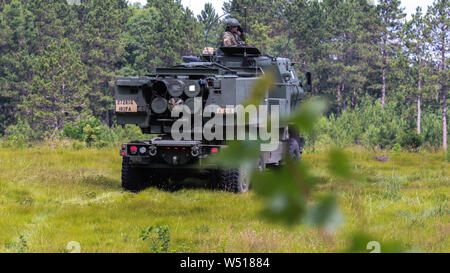 Soldaten aus dem Alpha Batterie des 1-182 nd Field Artillery Regiment für hohe Mobilität Artillerie Raketen im Camp Äsche, Michigan, 23. Juli 2019 vorbereiten. Northern Strike19 ist ein National Guard Bureau - geförderte Übung vereint rund 5.700 Service Mitglieder aus mehr als 20 Staaten und sieben Koalition Ländern während der letzten zwei Wochen im Juli 2019 im Camp Äsche gemeinsame Manöver Training Center und die alpena Combat Readiness Training Center, beide im nördlichen Michigan gelegen und durch die Michigan National Guard betrieben. NS 19 zeigt ab der Michigan National Guard Stockfoto