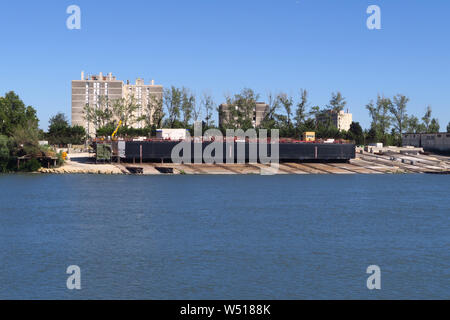 Eine Schifffahrt im Bau in der Werft an den Ufern der Rhône am Rande der französischen Stadt Arles Stockfoto